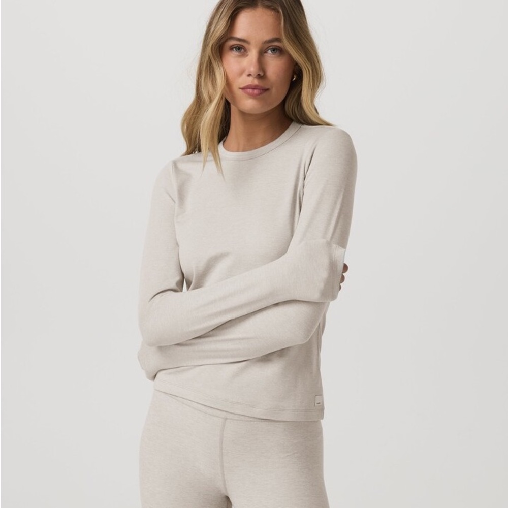 Vuori Halo Long Sleeve Essential Crew Neck Long Sleeve in Ecru Heather
